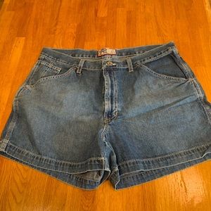 Old Navy Women’s plus size denim shorts - size 16